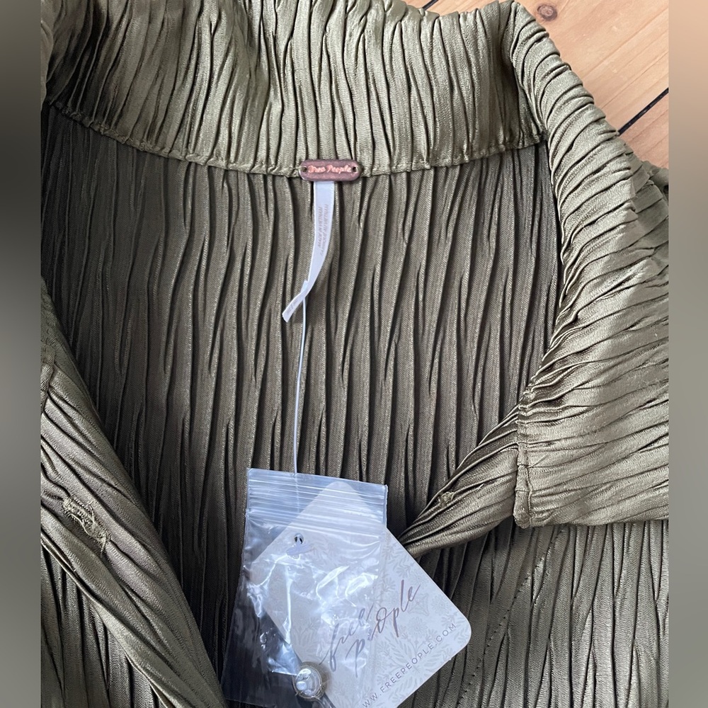 Pleated New Free People Next Dimension Button Down Shirt- Weeping Willow size M - Picture 6 of 11